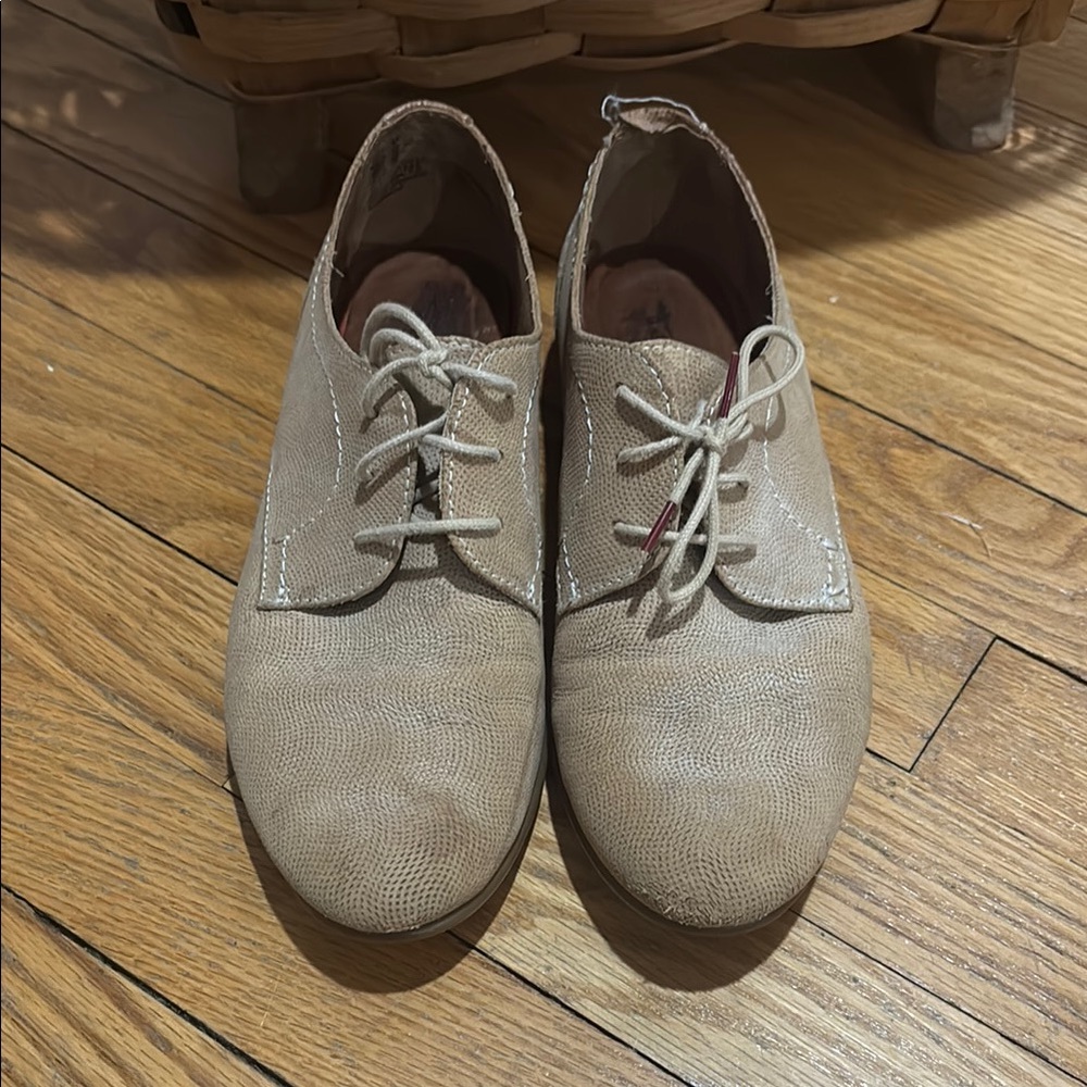Women’s Beige Lace-Up Shoes